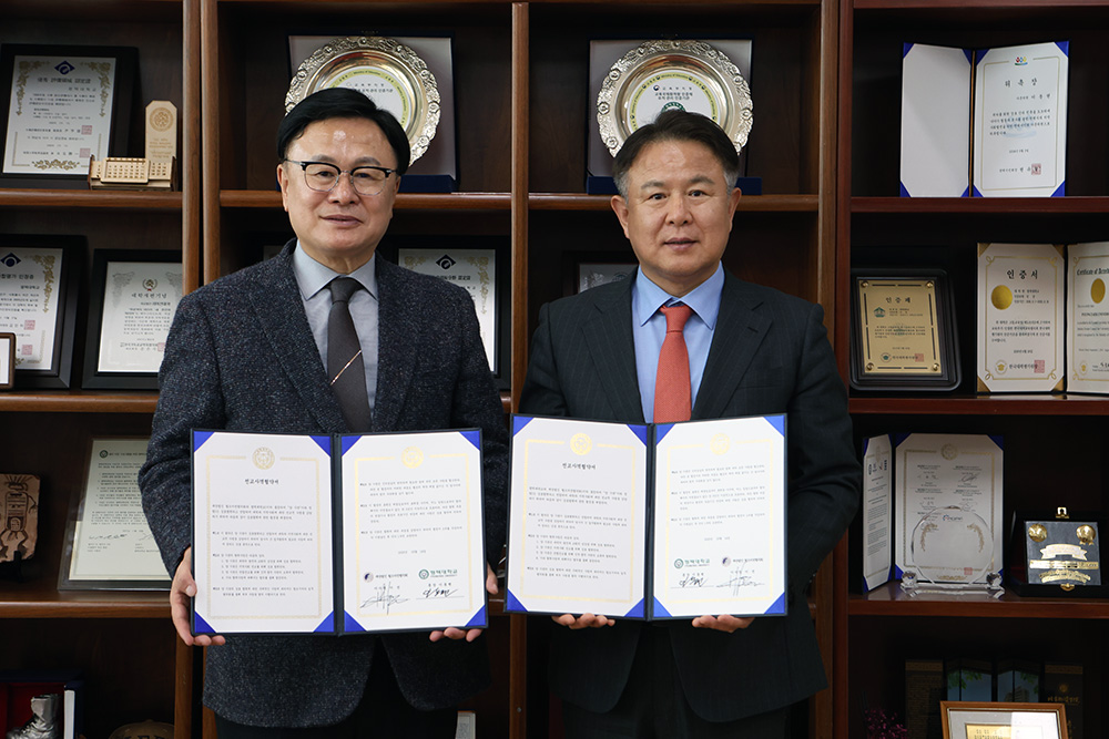 왼쪽 이선목사, 오른쪽 평택대학교 이동현총장