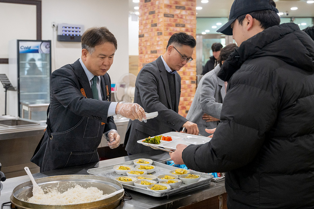 평택대, ‘천원의 아침밥’ 통해 학생 복지 강화 이동현 총장, 학생들과 아침식사하며 소통의 시간 가져