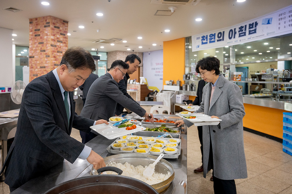 평택대, ‘천원의 아침밥’ 통해 학생 복지 강화 이동현 총장, 학생들과 아침식사하며 소통의 시간 가져