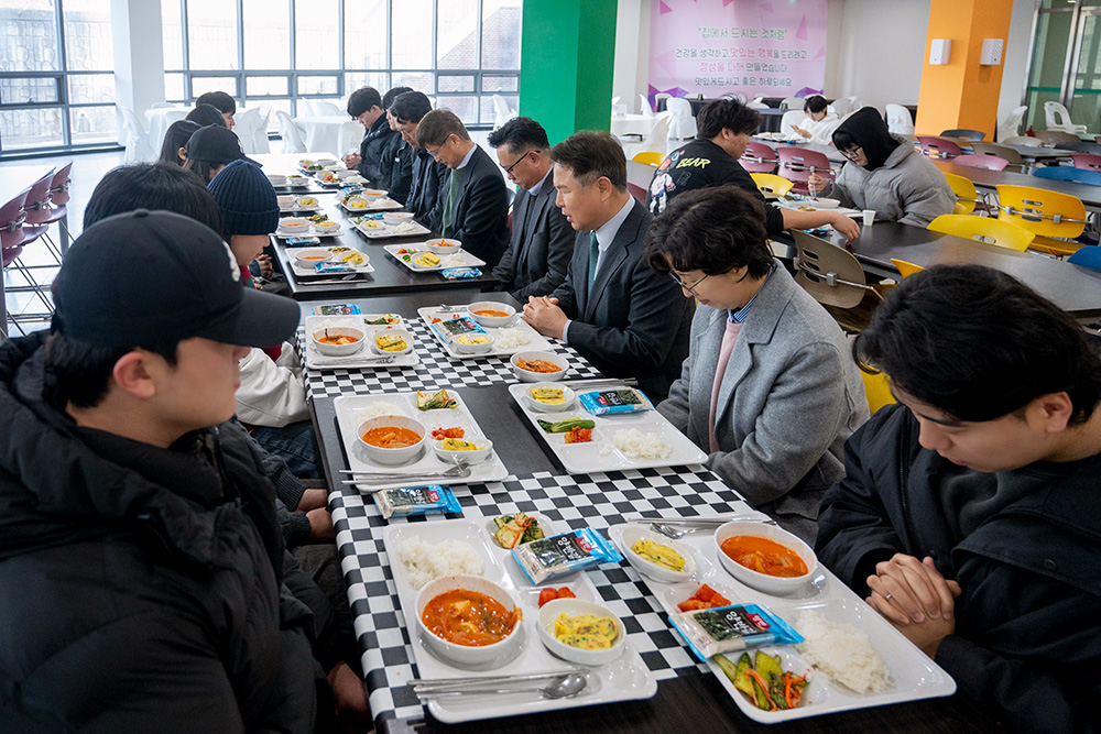 평택대, ‘천원의 아침밥’ 통해 학생 복지 강화 이동현 총장, 학생들과 아침식사하며 소통의 시간 가져
