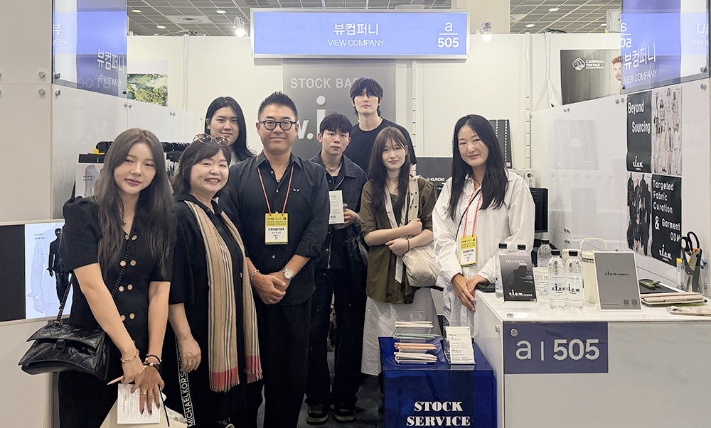 ‘프리뷰 인 서울 2026’ 뷰컴퍼니 박진석 대표와 박혜숙 교수, 평택대학교 패션디자인및브랜딩학과 학생들.