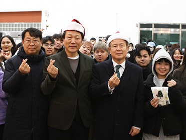 평택대학교 성탄절을 맞아 "해외 유학생 성탄 선물 전달식 개최" - 직원신우회와 직원캘리동아리, 외국인 유학생들에게 성탄의 기쁨을 전하다 - 대표이미지